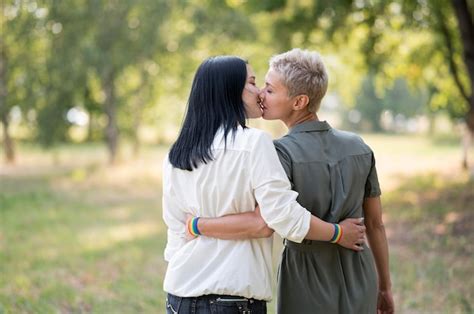 Meninas lésbicas se beijando e acariciando à noite na cidade